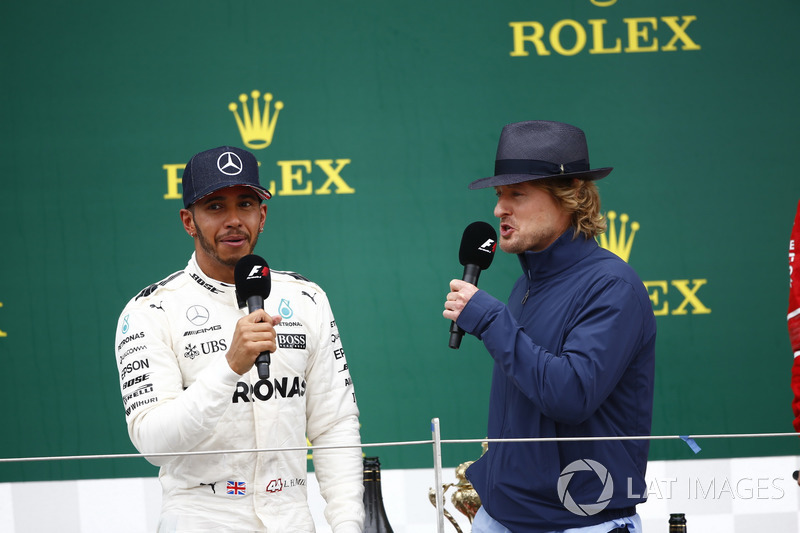 Ganador de la carrera Lewis Hamilton, Mercedes AMG F1, en el podio las entrevistas del actor Owen Wi