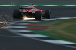 Volano scintille dalla monoposto di Sebastian Vettel, Ferrari SF70H