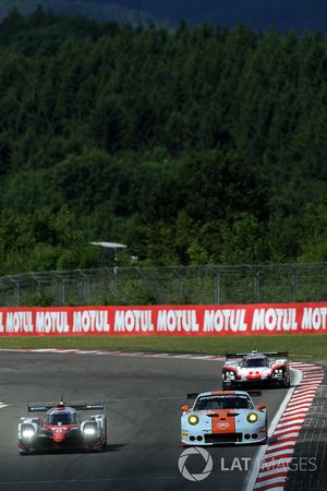 #8 Toyota Gazoo Racing Toyota TS050 Hybrid: Anthony Davidson, Sébastien Buemi, Kazuki Nakajima, #86 Gulf Racing Porsche 911 RSR: Michael Wainwright, Ben Barker, Nick Foster