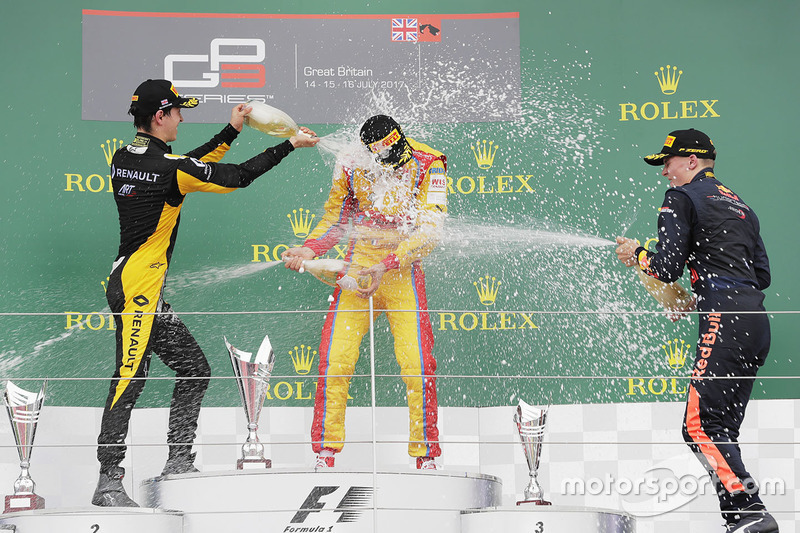 Podio: ganador de la carrera Giuliano Alesi, Trident, segundo lugar Jack Aitken, ART Grand Prix, tercer lugar Niko Kari, Arden International