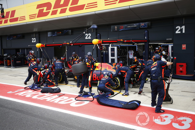Max Verstappen, Red Bull Racing RB13, pit stop action