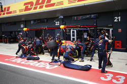 Max Verstappen, Red Bull Racing RB13, pit stop action