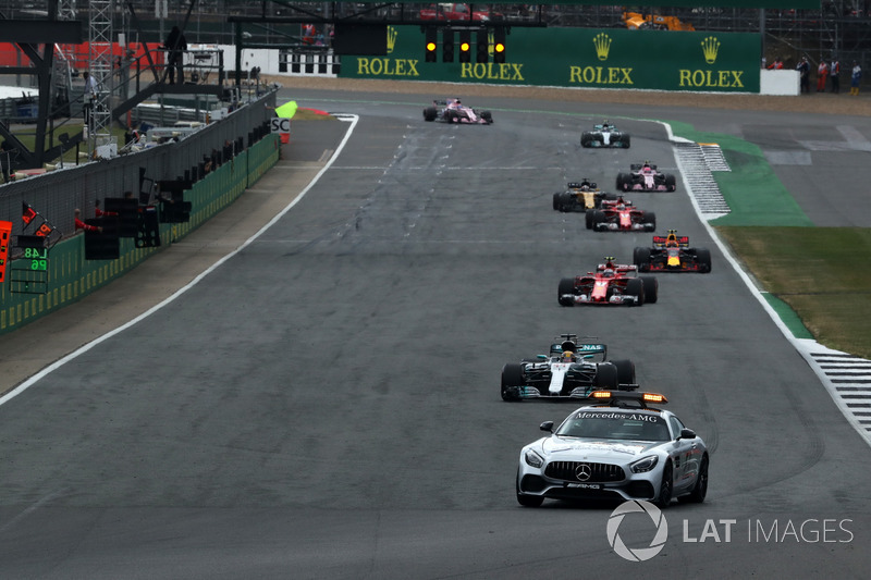La Safety car guida il gruppo