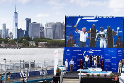 Podio: il vincitore della gara Sam Bird, DS Virgin Racing, il secondo classificato Jean-Eric Vergne,