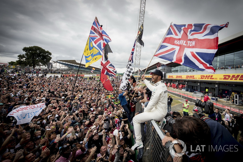 Race winner Lewis Hamilton, Mercedes AMG F1, celebrates victory with the fans