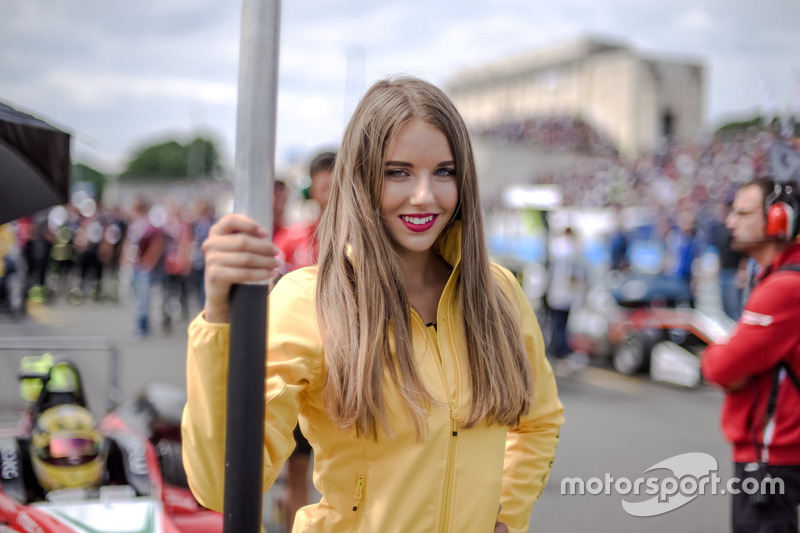 Grid girl, Maximilian Günther, Prema Powerteam Dallara F317 - Mercedes-Benz,
