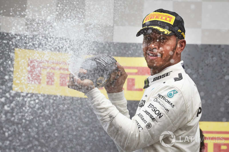 Podium: Race winner Lewis Hamilton, Mercedes AMG F1, sprays the victory Champagne