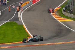 Льюис Хэмилтон, Mercedes AMG F1 W08, и Себастьян Феттель, Ferrari SF70H