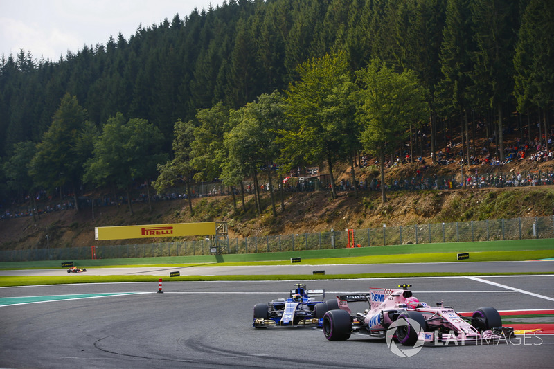 Esteban Ocon, Sahara Force India F1 VJM10, Pascal Wehrlein, Sauber C36