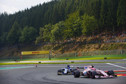 Эстебан Окон, Sahara Force India F1 VJM10, и Паскаль Верляйн, Sauber C36