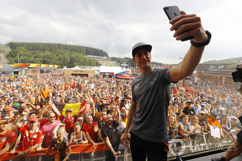 Stoffel Vandoorne, McLaren, in de F1 Fanzone
