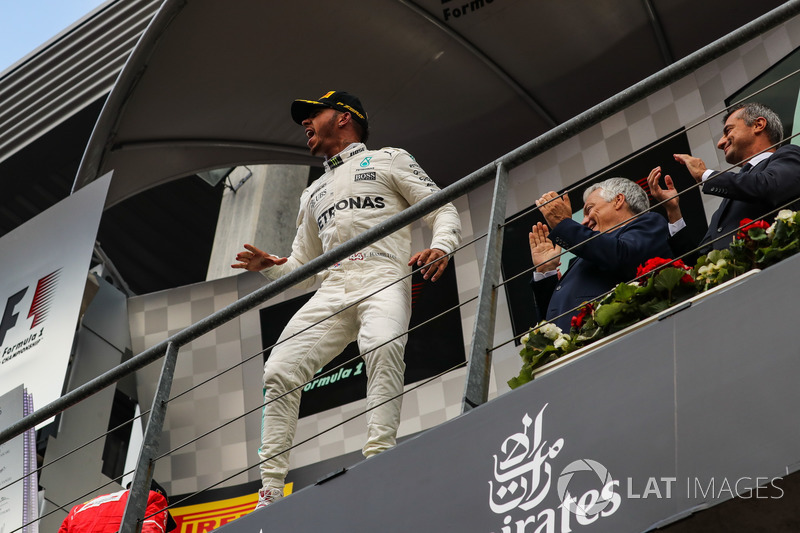 Il vincitore della gara Lewis Hamilton, Mercedes AMG F1 festeggia nel parco chiuso