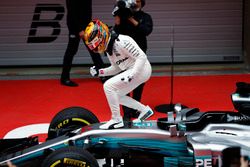 Lewis Hamilton, Mercedes AMG, hüpft im Parc Ferme aus dem Auto