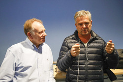 Neil Oatley, directeur du design et du développement pour McLaren Formula One team et Gil de Ferran