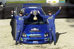 Richard Burns avec le trophée du vainqueur