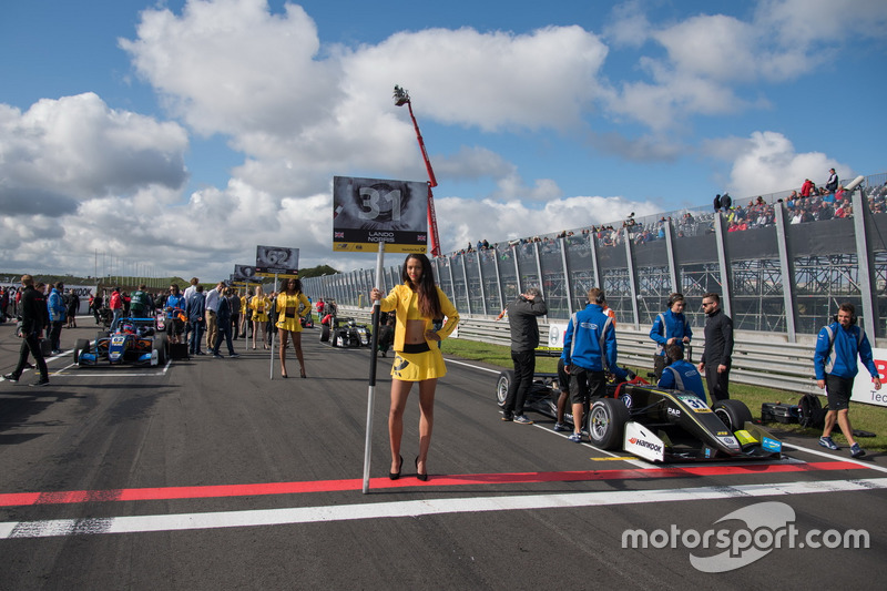 Grid girl, Lando Norris, Carlin, Dallara F317 - Volkswagen