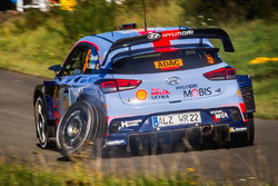 Thierry Neuville, Nicolas Gilsoul, Hyundai i20 WRC, Hyundai Motorsport with a broken wheel