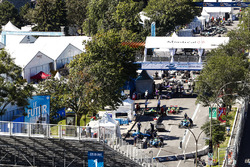Les équipes Renault e.dams et Abt Audi se préparent dans les stands
