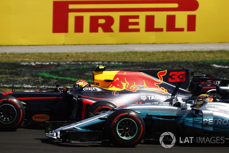 Max Verstappen, Red Bull Racing RB13, passe Lewis Hamilton, Mercedes AMG F1 W08