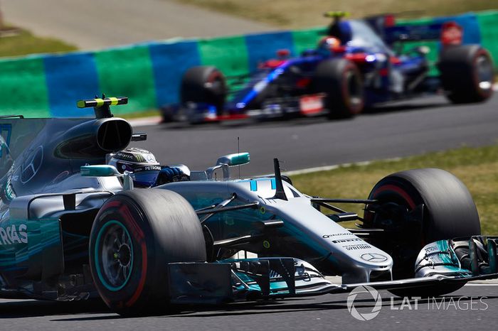 Valtteri Bottas, Mercedes AMG F1 W08, Carlos Sainz Jr., Scuderia Toro Rosso STR12