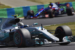 Valtteri Bottas, Mercedes AMG F1 W08, Carlos Sainz Jr., Scuderia Toro Rosso STR12