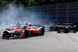 Nick Heidfeld, Mahindra Racing, Stéphane Sarrazin, Techeetah starts to spin