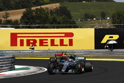 Valtteri Bottas, Mercedes AMG F1 W08, Max Verstappen, Red Bull Racing RB13