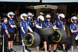 Mécaniciens Sahara Force India et pneus Pirelli
