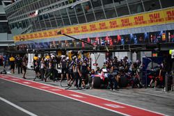 Arrêt au stand pour Carlos Sainz Jr., Scuderia Toro Rosso STR12