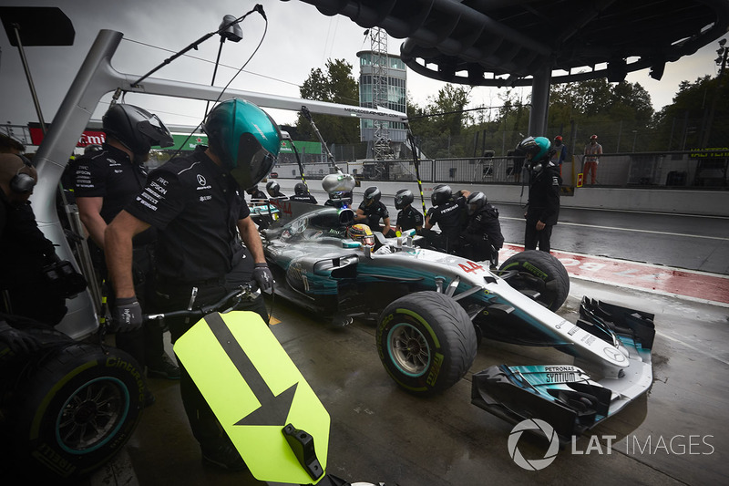 Lewis Hamilton, Mercedes AMG F1 W08, pit stop action during Qualifying
