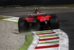 Kimi Raikkonen, Ferrari SF70H runs wide into the gravel