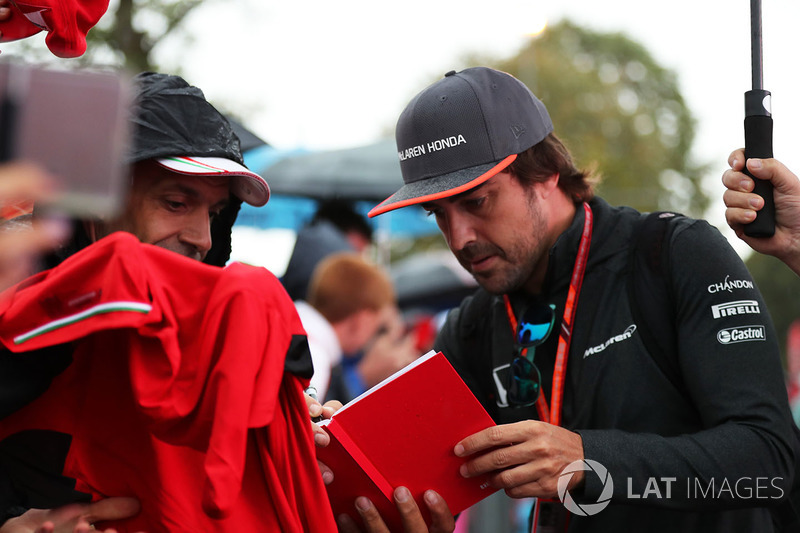 Fernando Alonso, McLaren signs autographs for the fans