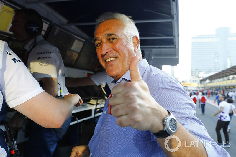 Lawrence Stroll da un pulgar para arriba después de terminado el tercer lugar de su hijo