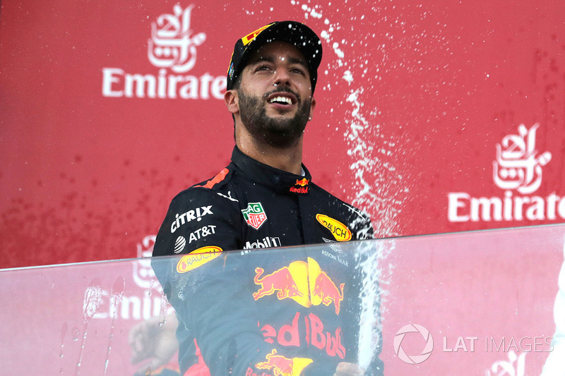 Il vincitore della gara Daniel Ricciardo, Red Bull Racing festeggia sul podio con lo champagne