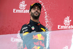 Il vincitore della gara Daniel Ricciardo, Red Bull Racing festeggia sul podio con lo champagne