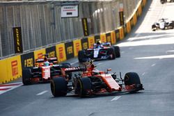 Stoffel Vandoorne, McLaren MCL32, Fernando Alonso, McLaren MCL32, Daniil Kvyat, Scuderia Toro Rosso 