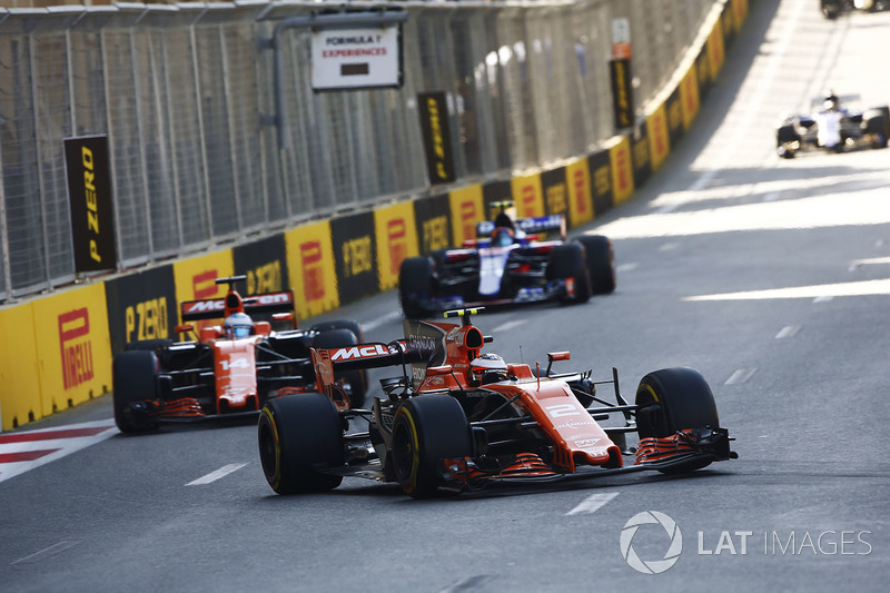 Stoffel Vandoorne, McLaren MCL32, Fernando Alonso, McLaren MCL32, Daniil Kvyat, Scuderia Toro Rosso 