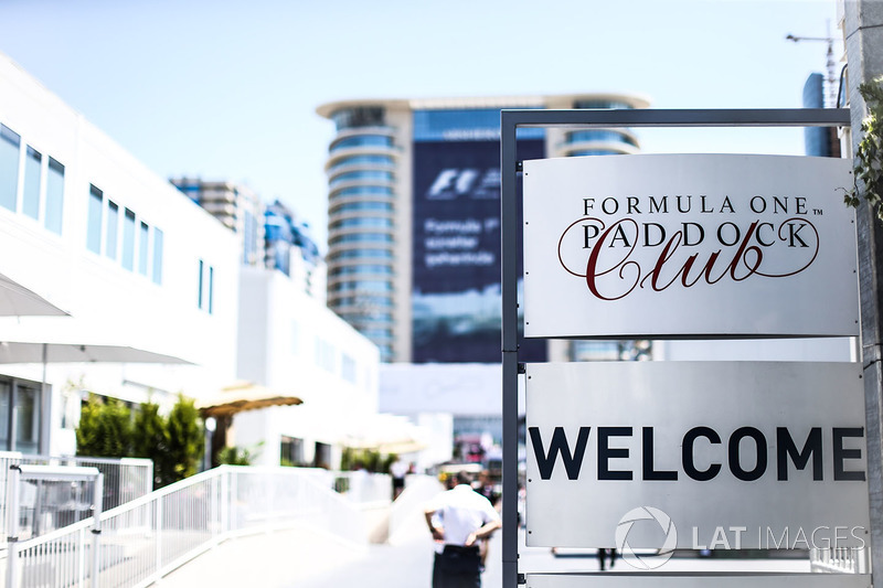 Letrero del Paddock Club