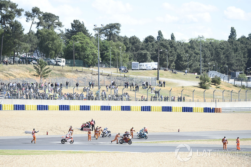 Массовые падения из-за масла во французской гонке Moto3