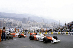 John Watson, McLaren MP4/1B, Andrea de Cesaris, Alfa Romeo 182