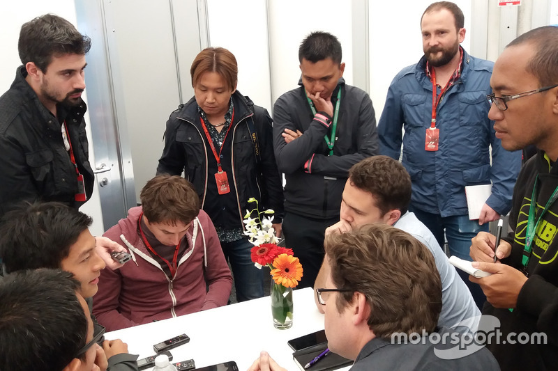 Rio Haryanto sedang diwawancarai sejumlah media