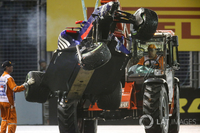 Marshals remove the damaged car of Daniil Kvyat, Scuderia Toro Rosso STR12