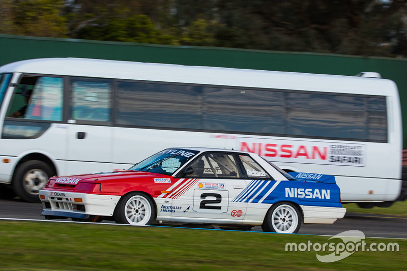 Nissan Skyline GT-R R31 и автобус Nissan