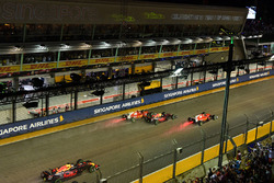 Start des Rennens: Sebastian Vettel, Ferrari SF70H, Max Verstappen, Red Bull Racing RB13, Kimi Raikk
