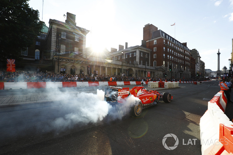 Sebastian Vettel, Ferrari, melakukan atraksi di jalanan