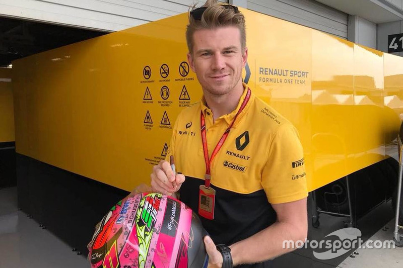 Nico Hulkenberg, Renault F1 Team firma el casco de Sergio Pérez para subasta en pro de los afectados por el terremoto en México