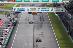 Max Verstappen, Red Bull Racing RB13, Lewis Hamilton, Mercedes AMG F1 W08