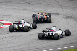 Stoffel Vandoorne, McLaren MCL32, Lance Stroll, Williams FW40, Felipe Massa, Williams FW40