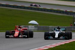 Valtteri Bottas, Mercedes AMG F1 W08, Sebastian Vettel, Ferrari SF70H