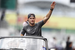 Stoffel Vandoorne, McLaren, saluta nella drivers parade